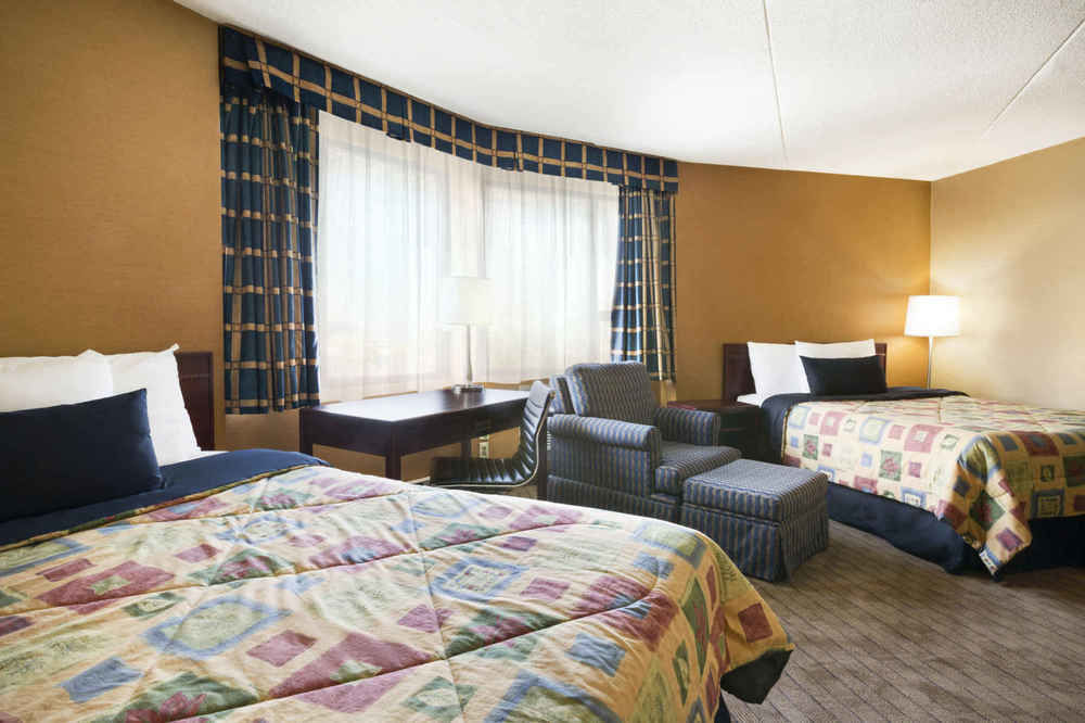 Travelodge By Wyndham Toronto East Esterno foto
